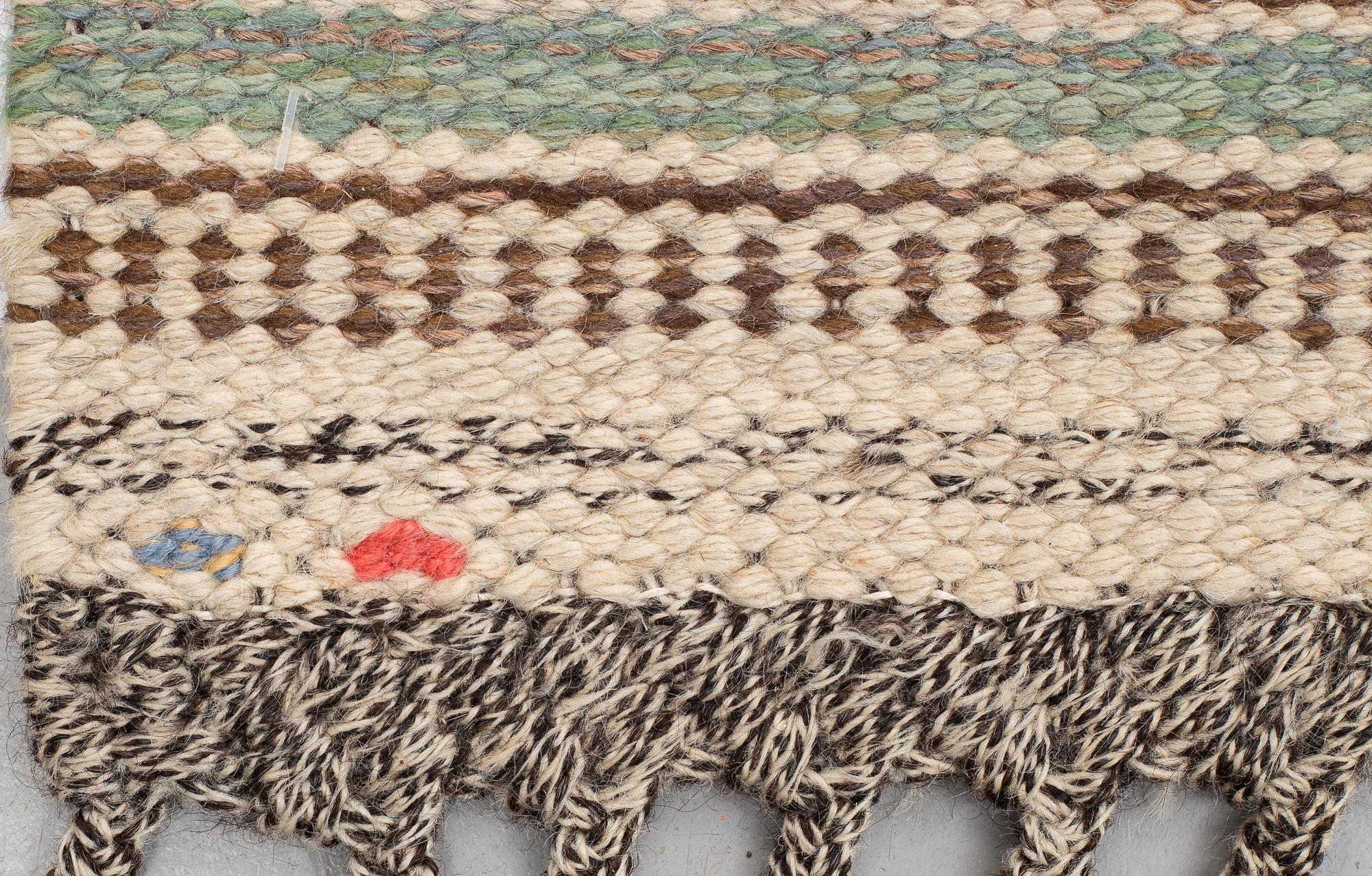 Märta Måås-Fjetterström, matta, "Vit botten", rölakan, ca 296,5 x 220,5-222,5 cm, signerad AB MMF.