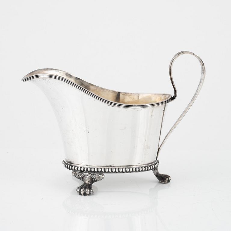 Jacob Engelbert Torsk, kaffekanna och gräddkanna, silver, sengustaviansk stil, Stockholm, 1908-1909.