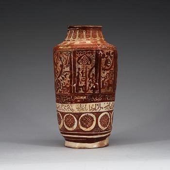 URNA, lergods med lysterdekor. Höjd 32 cm. Centrala Persien (Iran) 1100-1200-tal. Keshan stil.