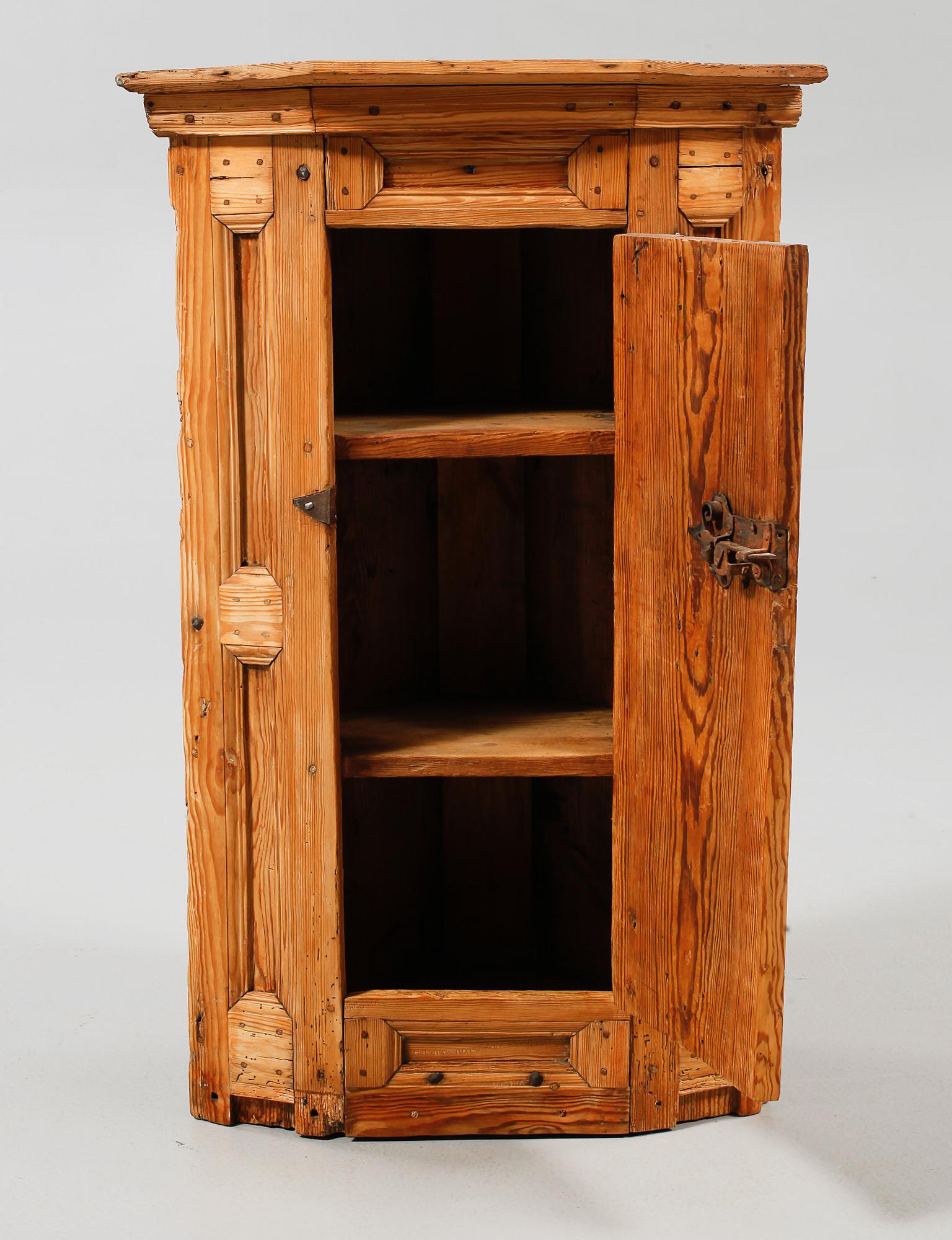 HÖRNSKÅP, 1700-talets andra hälft.