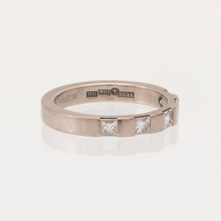 Ring halvallians 18K vitguld med prinsesslipade diamanter, Atelje Guld-Bros Stockholm.