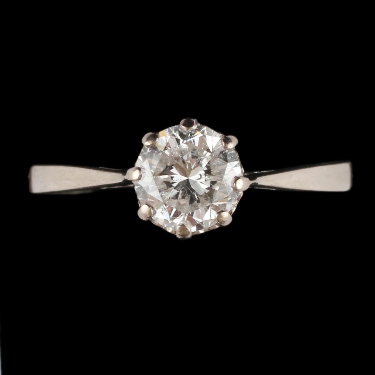 RING, 18k vitguld med briljantslipad diamant, 0.85 ct, 1900-talets andra kvartal. Vikt 2 g.