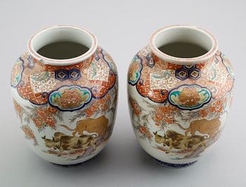 VASER, 1 par, porslin, Japan, 1900-talets första hälft.