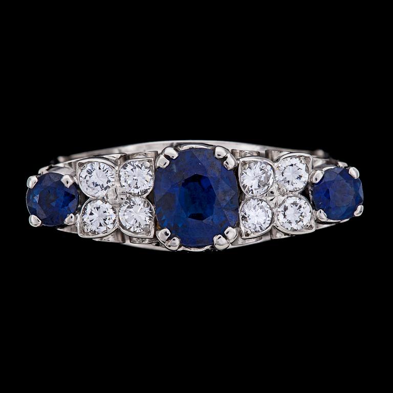 RING, 3 blue sapphires, tot. 1.65 cts, and brilliant cut diamonds, tot. 0.45 cts.