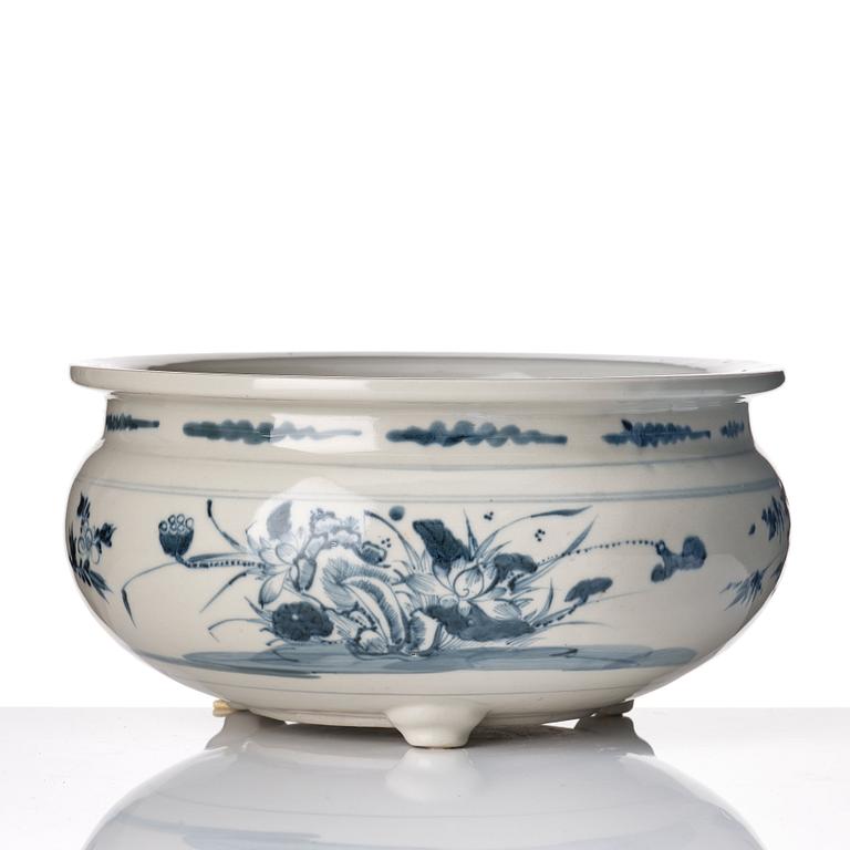 A blue and white censer, Qing dynasty, 18th Century.