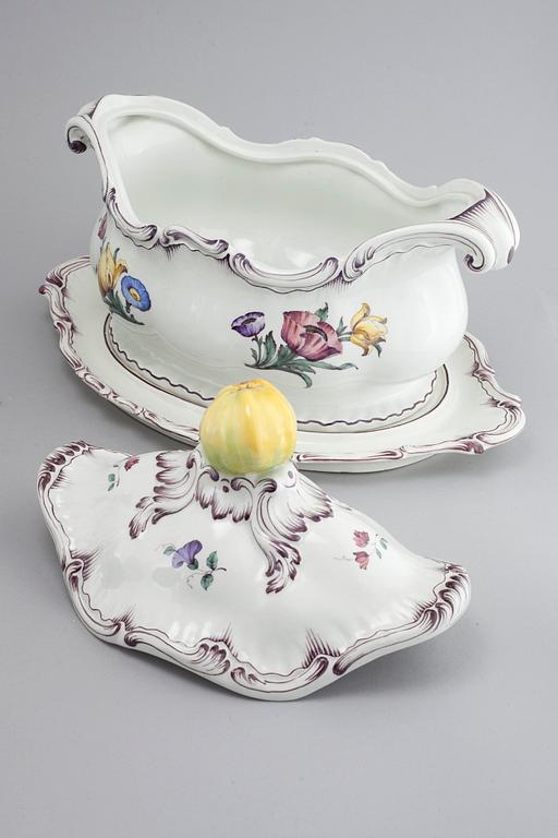 90 pieces of earthenware tableware from Rörstrand, model "Rörstrandia", 1930-56.