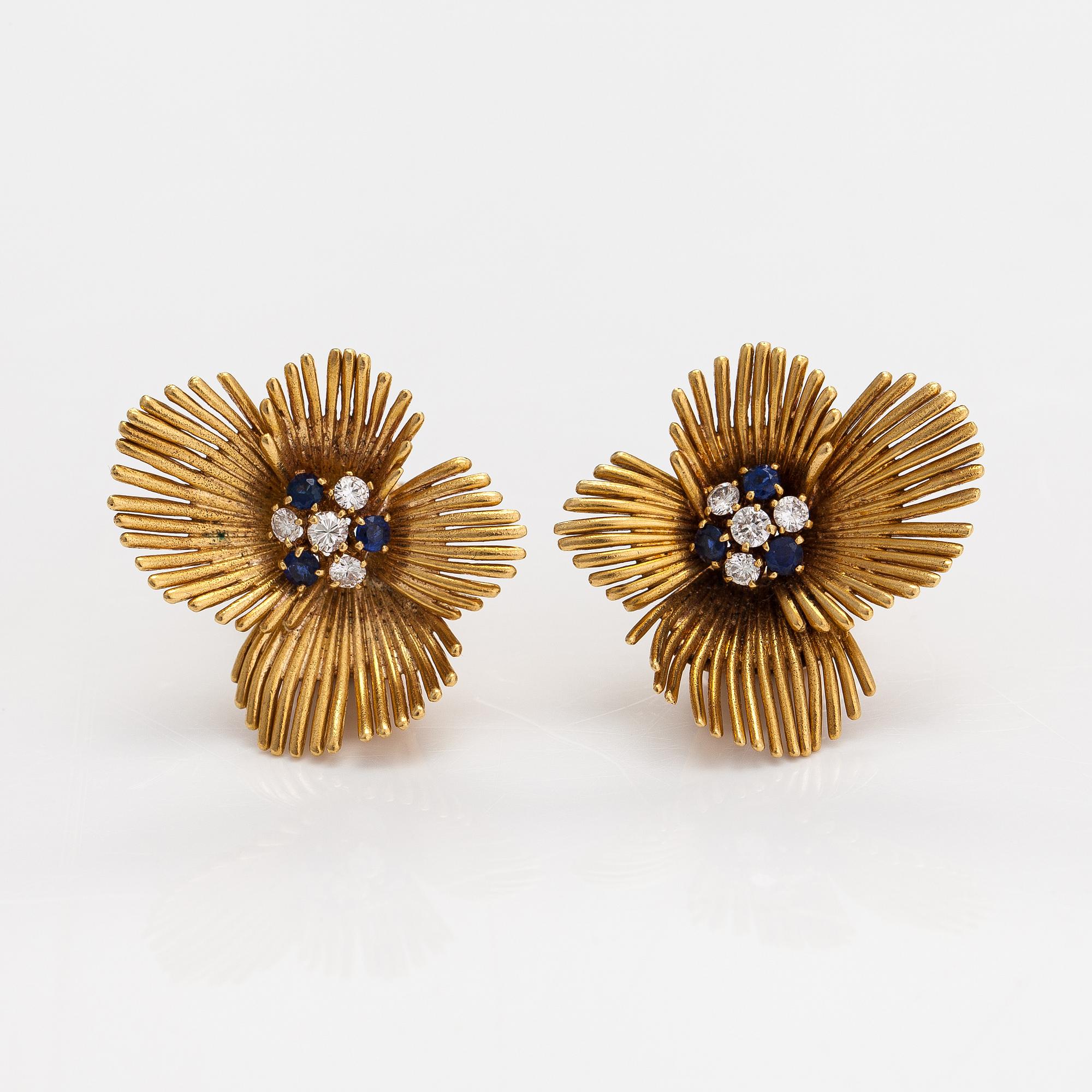 Van Cleef & Arpels, A pair of 18K gold earriings with sapphires and diamonds ca. 0.48 ct in total.