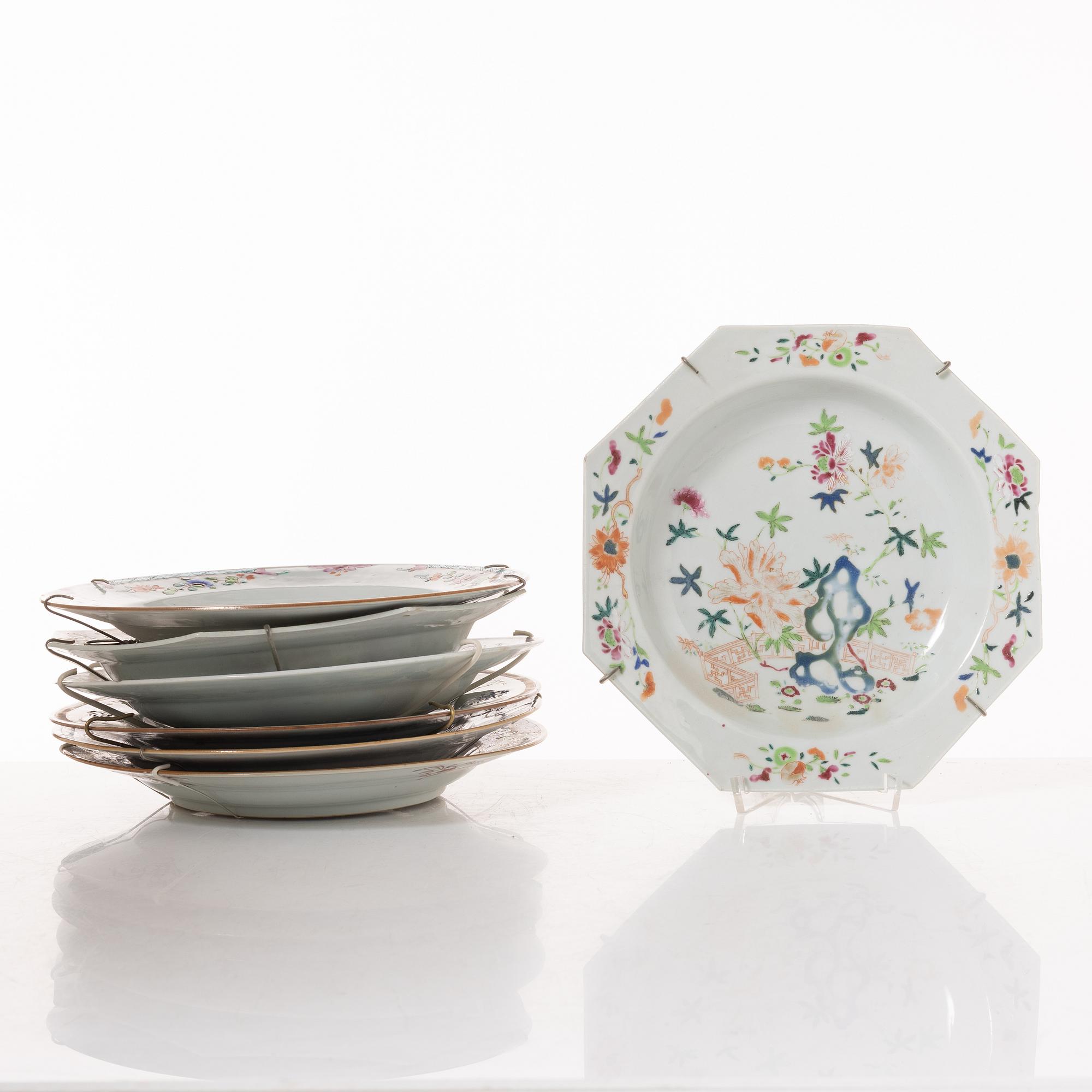 Tallrikar, sju stycken, porslin, Kina, Qingdynastin, 1700-tal.