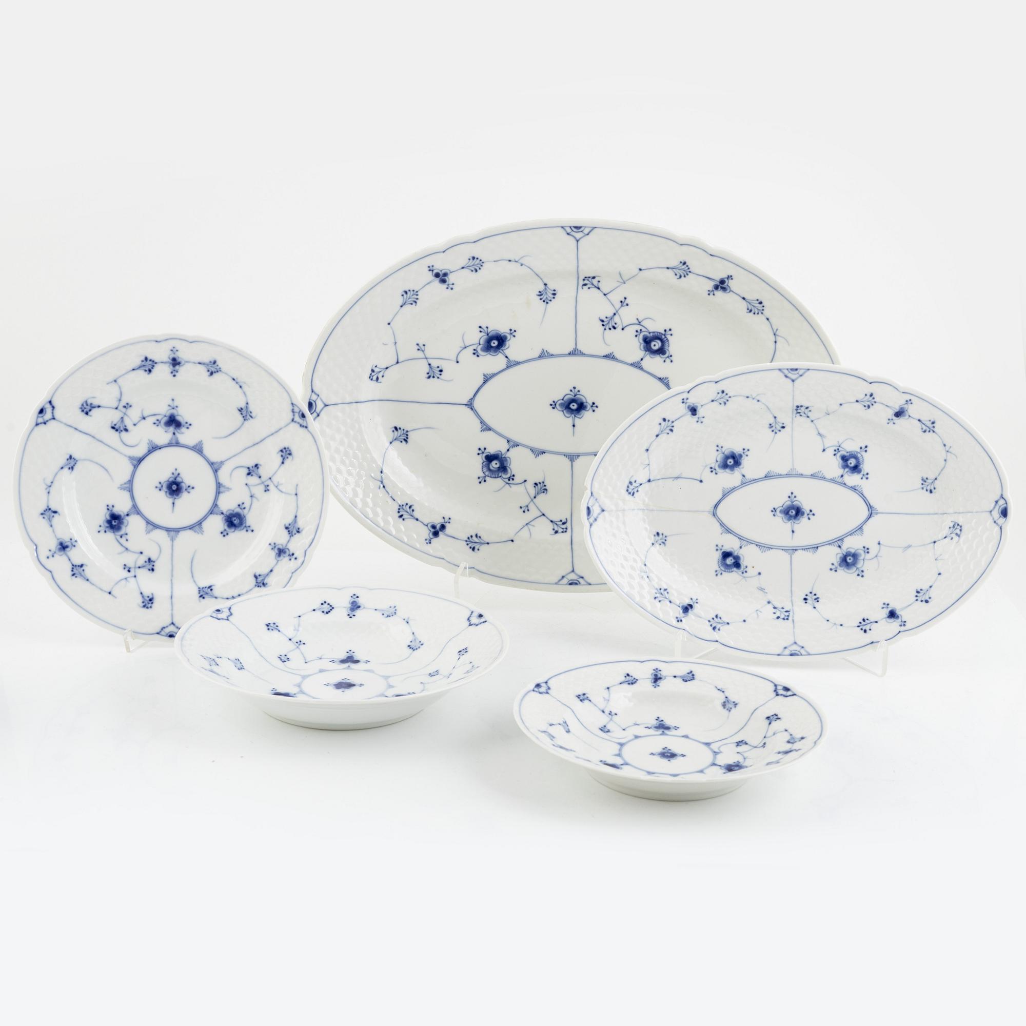 Bing & Gröndahl samt Royal Copenhagen, matservis, 99 delar, porslin, "Musselmalet", Danmark.