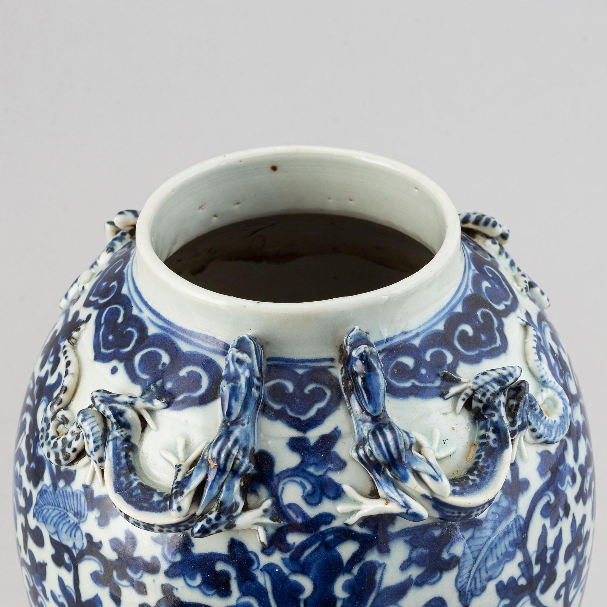 A blue and white baluster vase, Qing dynasty, 19th Century.