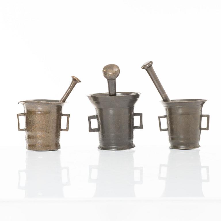 A set of three brass mortars with pestles, later part 18th century / early 19th century.