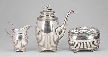 KAFFESERVIS, 3 delar, silver, empirestil, troligen Erasmus Lindeström, Stockholm 1902. Totalvikt 1695.