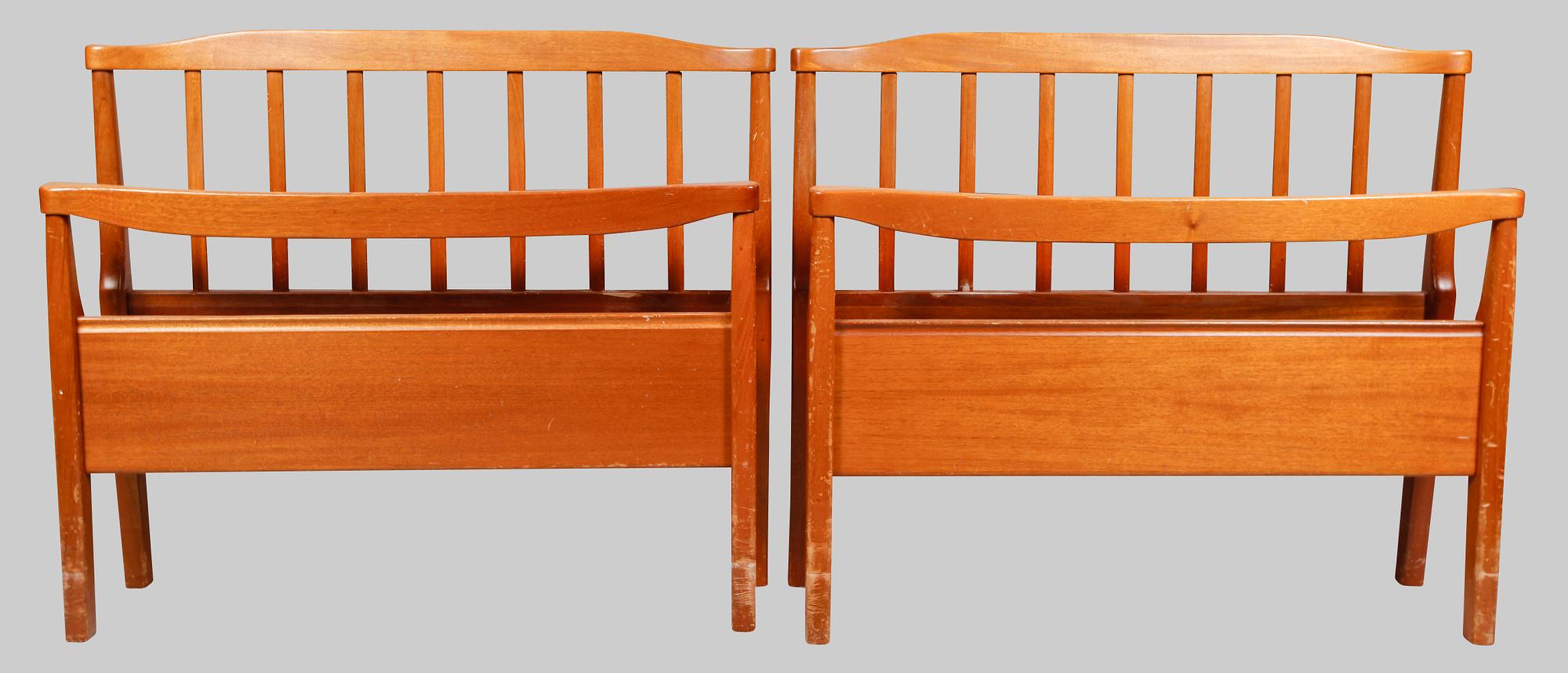 SÄNGGAVLAR, 1 par, " Marianne", Carl Malmsten. Modellen formgiven 1952.