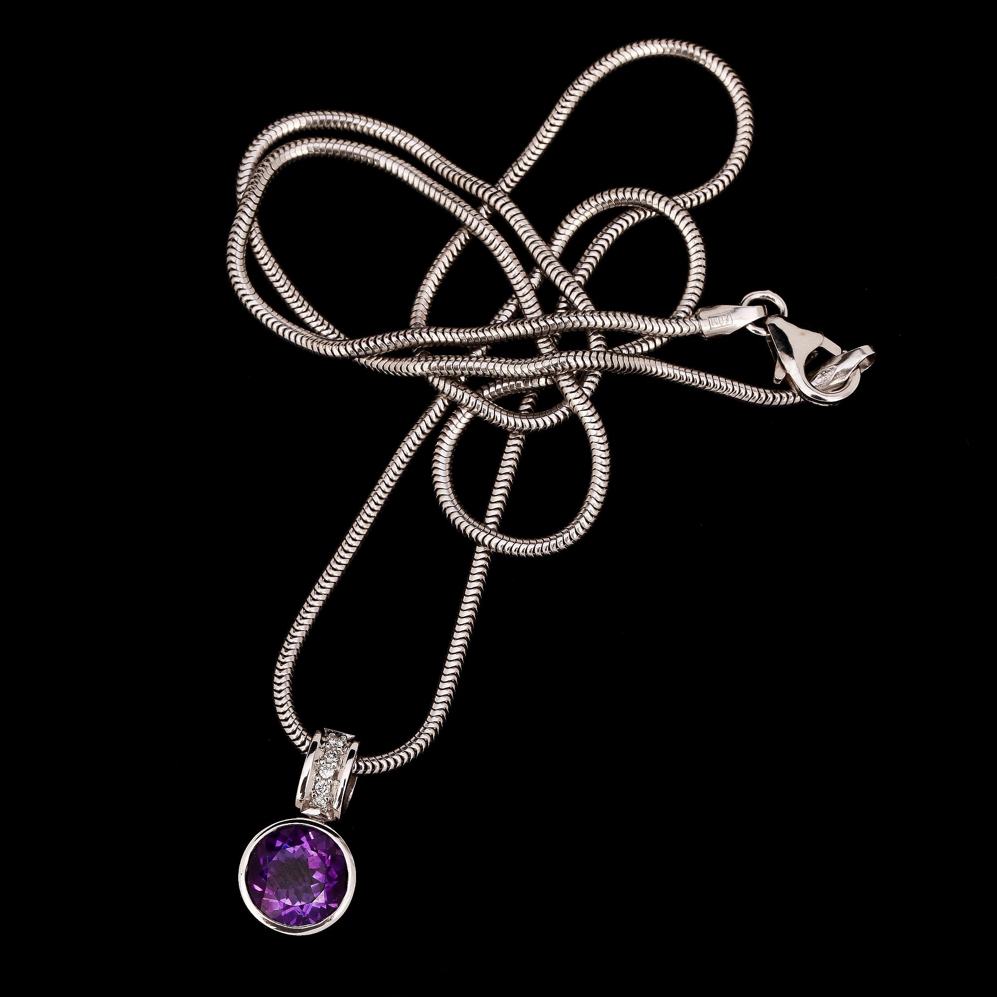 HÄNGE, 18k vitguld med fasettslipad ametist samt 5 briljantslipade diamanter, tot 0.025 ct. Vikt 7 g.