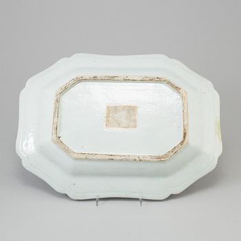 TERRIN med LOCK och FAT, kompaniporslin. Kina, Qingdynastin, Qianlong (1736-95).