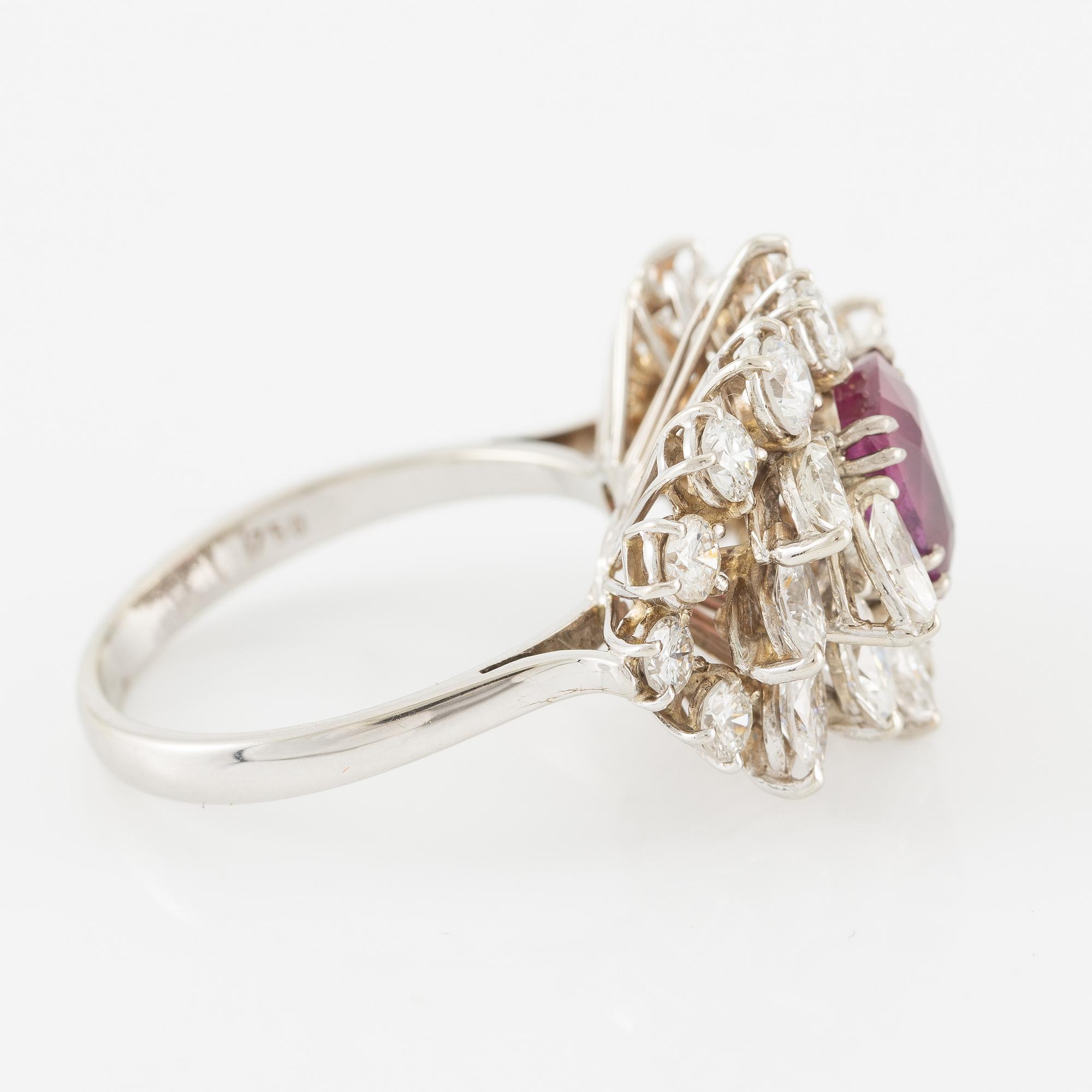 Ring 18K white gold with a ruby and navette- and brilliant-cut diamonds.