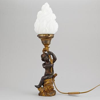 BORDSLAMPA, brons fot i form av putti, omkring 1900.