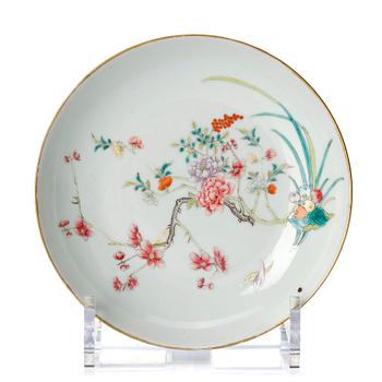 1282. A famille rose dish, Qing dynasty with Tongzhi mark and period (1862-74).