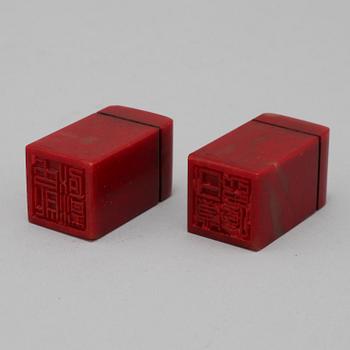 SIGILSTAMPAR, 2 st, sten, 1900-talets andra hälft.