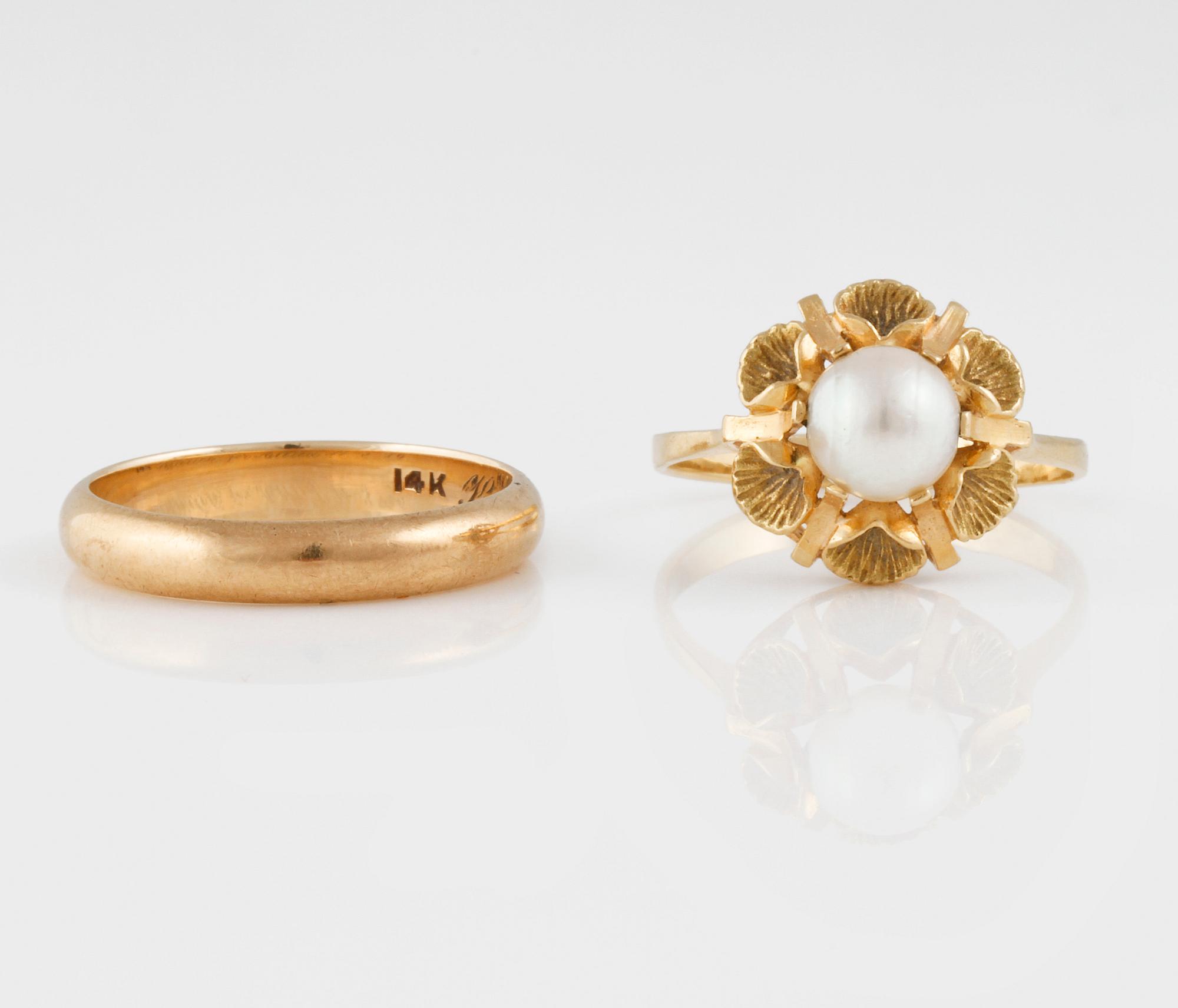 RINGAR, 2 st, 14 respektive 18K guld samt odlad pärla. Vikt 5,5 gram.
