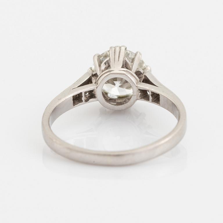 Platinum and old brilliant cut diamond ring, ca 1,75 ct.