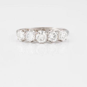 RING, platina med briljantslipade diamanter 0.93 ct, kattfotstämplad. Vikt 3,4 gram.