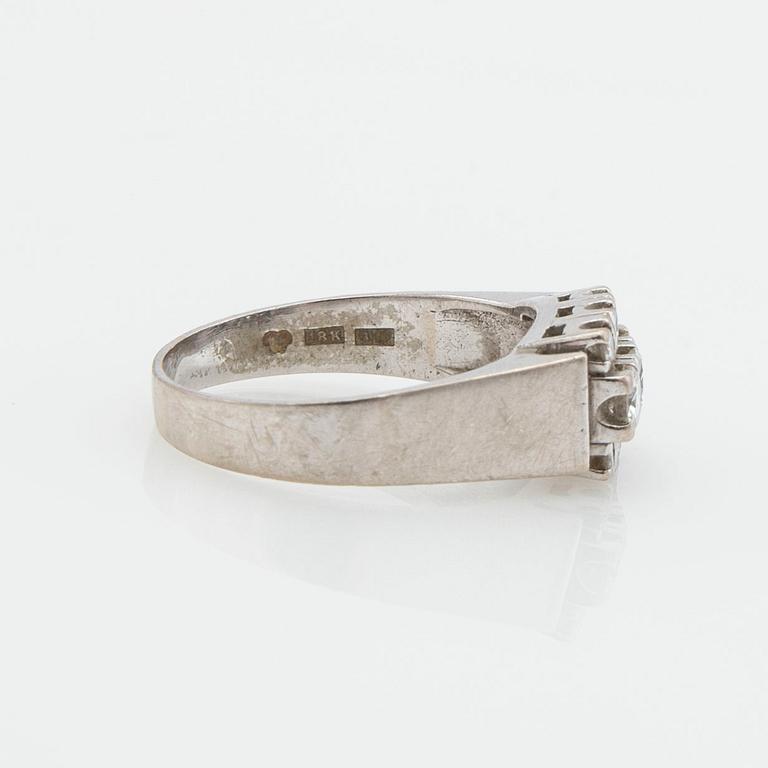 Ring, 18K vitguld med briljantslipade diamanter.