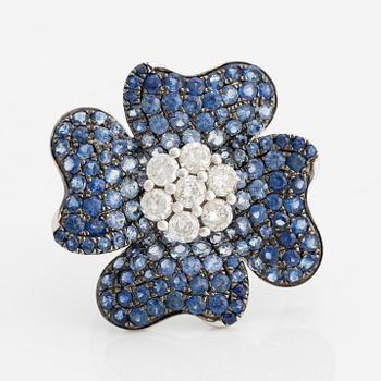 Ring in the shape of a flower with sapphires and brilliant-cut diamonds.