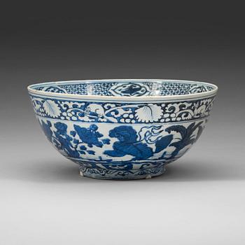 331. A large blue and white bowl, Ming dynasty, Wanli (1572-1620).