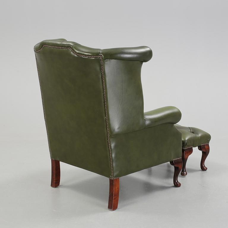 FÅTÖLJ MED FOTPALL, Engelsk stil, 2000-tal.