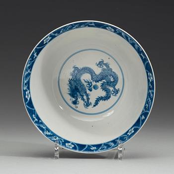 A blue and white bowl, Qing dynasty, Kangxi's six character mark and of the period (1662-1722).