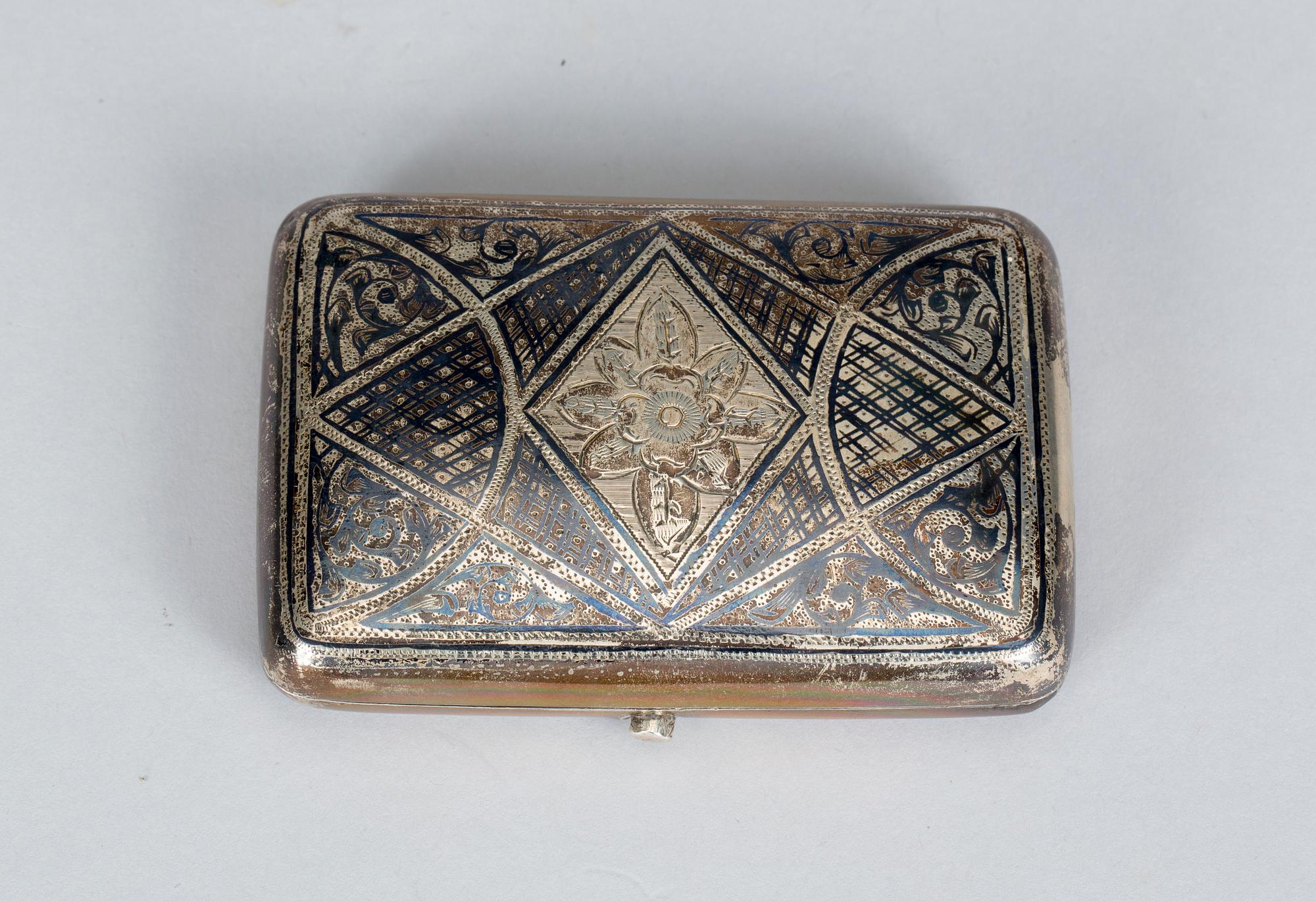 CIGARETTETUI, silver, Moskva, Ryssland,  1895. Vikt ca 100g.