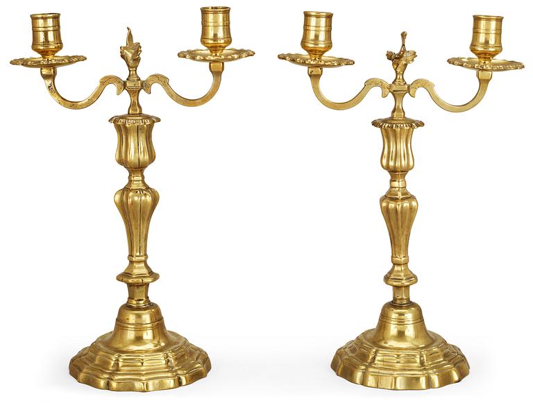 KANDELBRAR, mässing. Senbarock. Frankrike, 1700-tal.