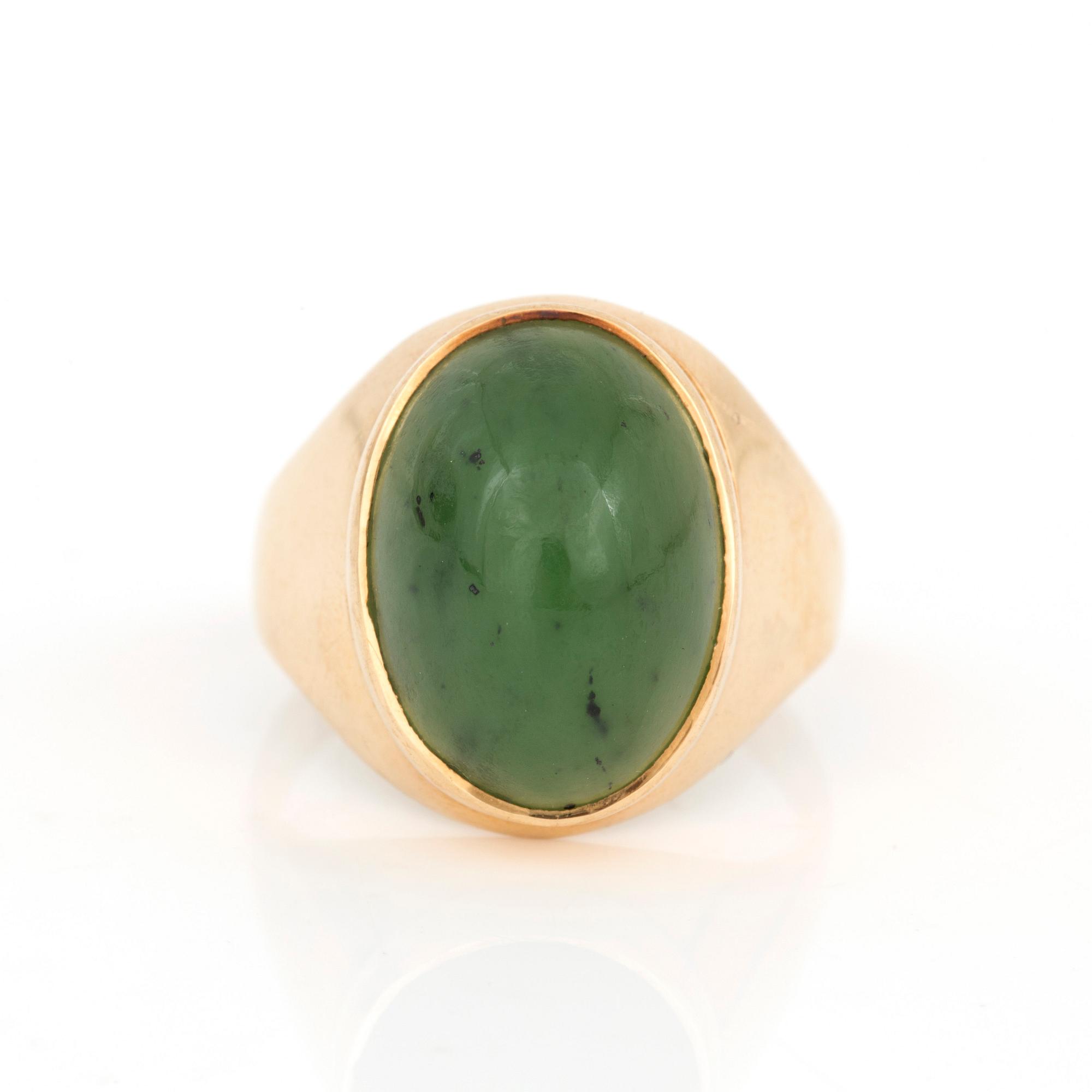 RING med cabochonslipad nefrit.
