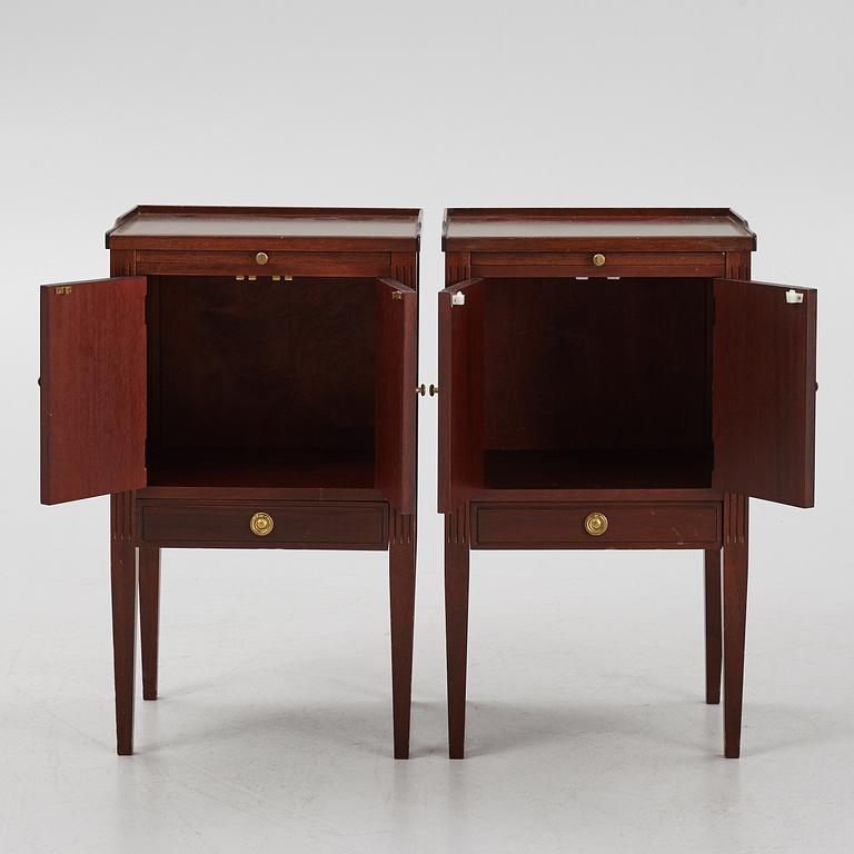 Sängbord, ett par, gustaviansk stil, 1900-talets andra hälft.