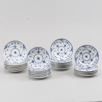 Royal Copenhagen, mat- samt kaffeservis, 85 delar, porslin. "Musselmalet", Danmark, 1900-tal.