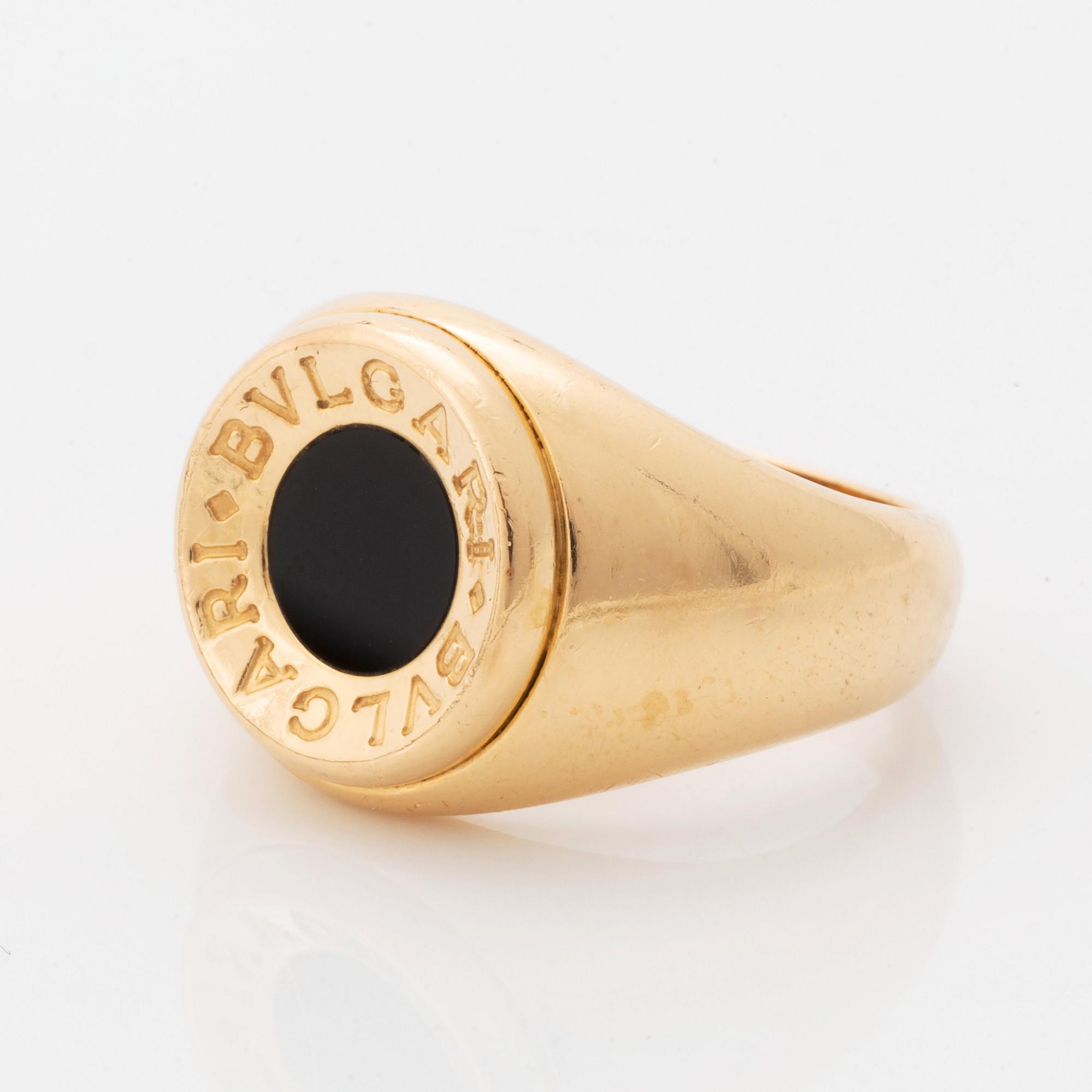 A Bulgari ring in 18K gold set with onyx.