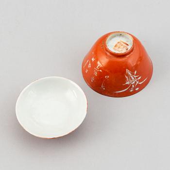 A group of 19 chinese porcelain objects, Qing dynasty and 20th century.