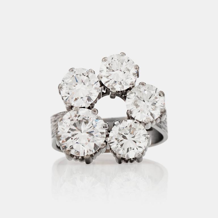 A brilliant-cut diamond ring. Total carat weight 6.50 cts. Quality circa G-H/VVS-VS.