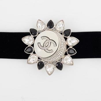 Chanel, A choker necklace, 2022.