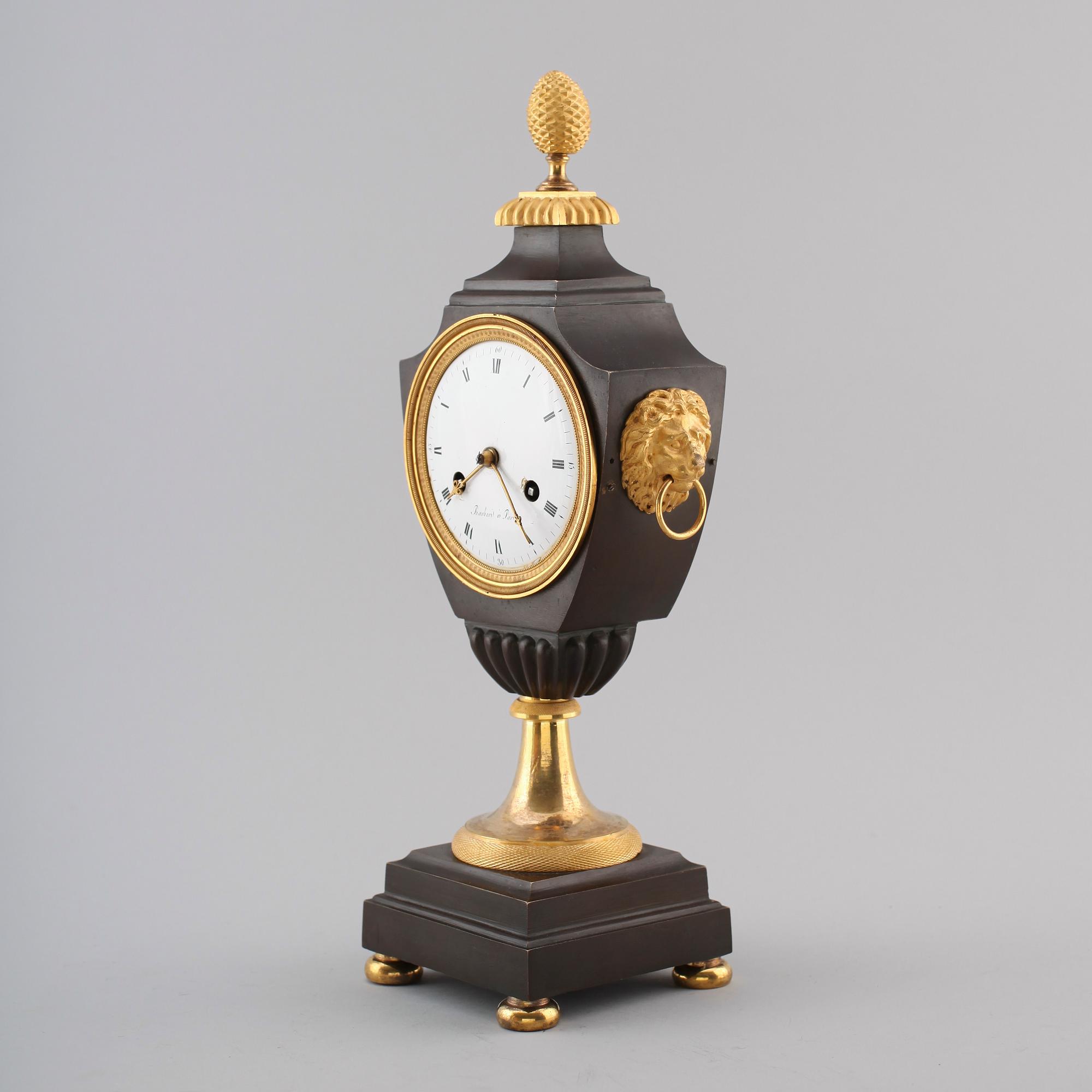 BORDSPENDYL, empire, förgylld och patinerad brons, Barbieri à Paris, 1800-talets första hälft.
