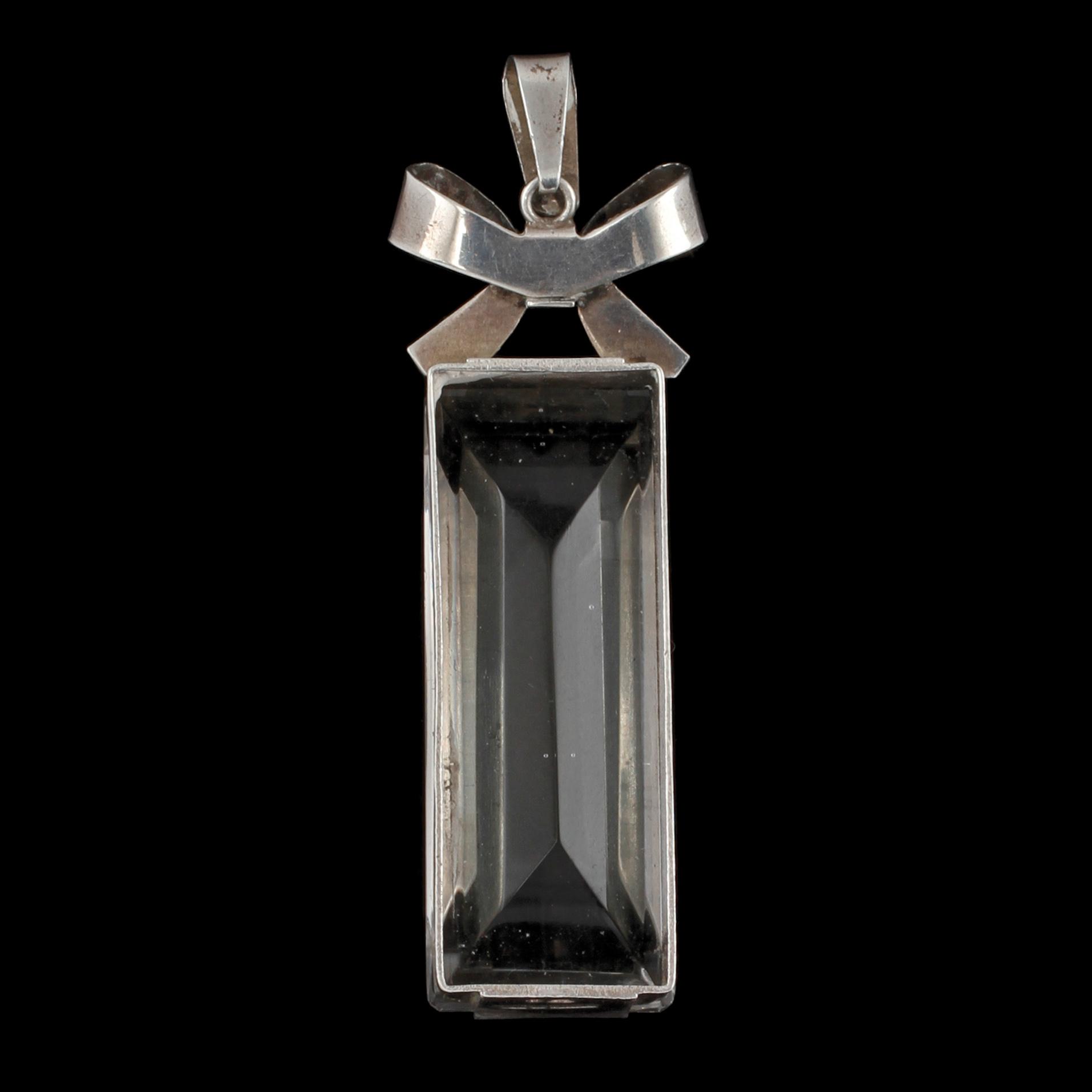 HÄNGE, silver samt fasettslipad bergskristall, Martin Elmblad, Stockholm, 1947. Vikt 12 g.