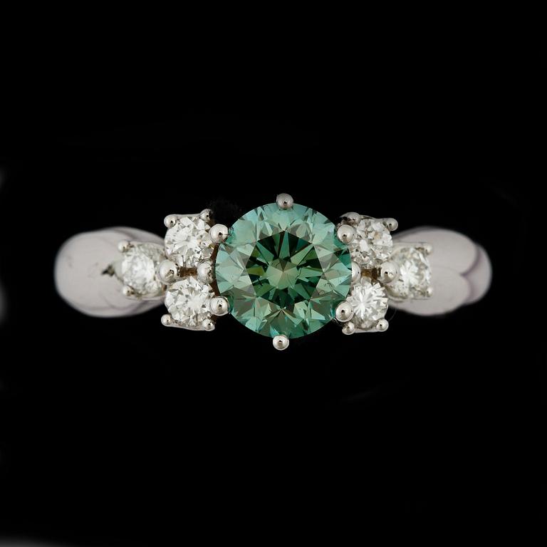 RING, 18k vitguld med briljantslipade diamanter, mittsten grön diamant ca1,04ct. övriga tot ca0,29ct. Vikt 5,5g.