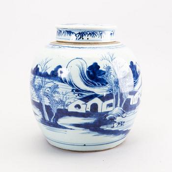 A Chinese porcelain jar with lid around 1800.