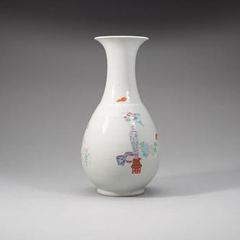 A Chinese famille rose vase, early 20th Century.