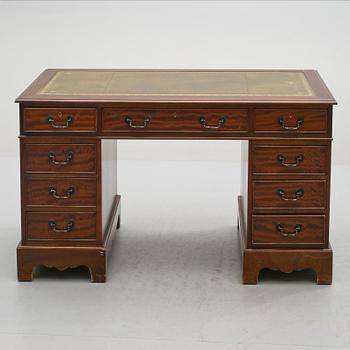 SKRIVBORD, engelsk stil, 1900-talets andra hälft.