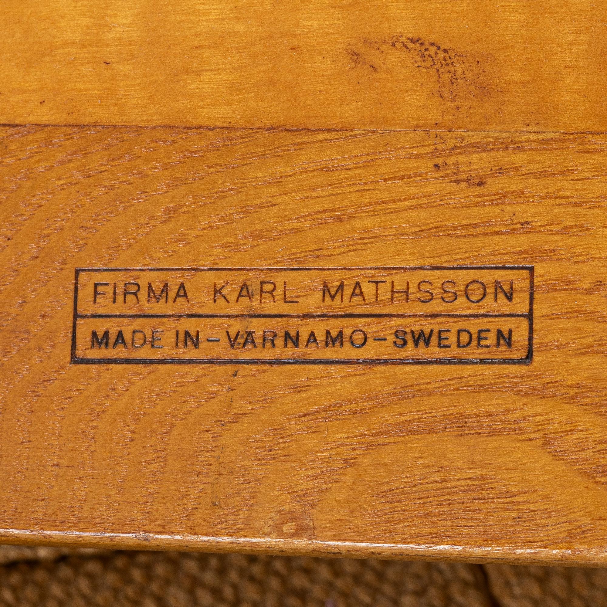 Bruno Mathsson, vilstol, modell 36, Frima Karl Mathson, Värnamo 1940, samt ett läsbord, Firma Karl Mathsson, 1900-talets mitt.