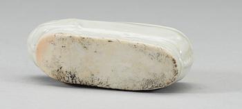 A blanc de chine figure of a shoe, Qing dynastin, Kangxi (1662-1722).