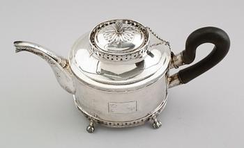 TEKANNA, silver, Olof Hagrelius, Mariefred 1820. Vikt ca 723 gram.
