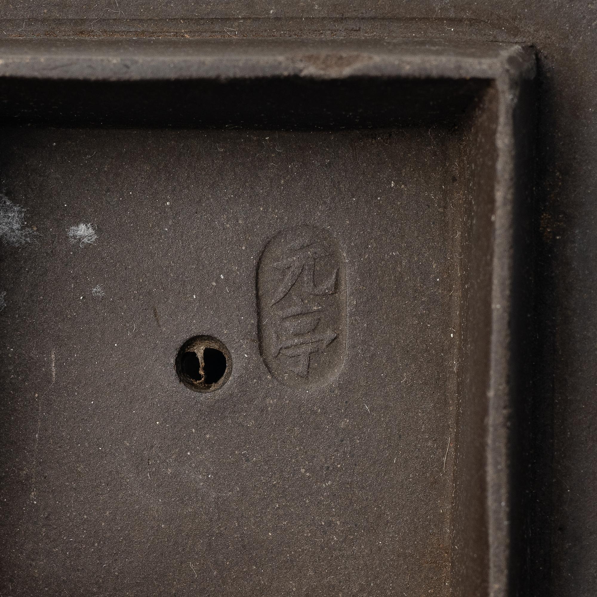 A Chinese brown yixing teapot, late Qing dynsaty / early 1900s.